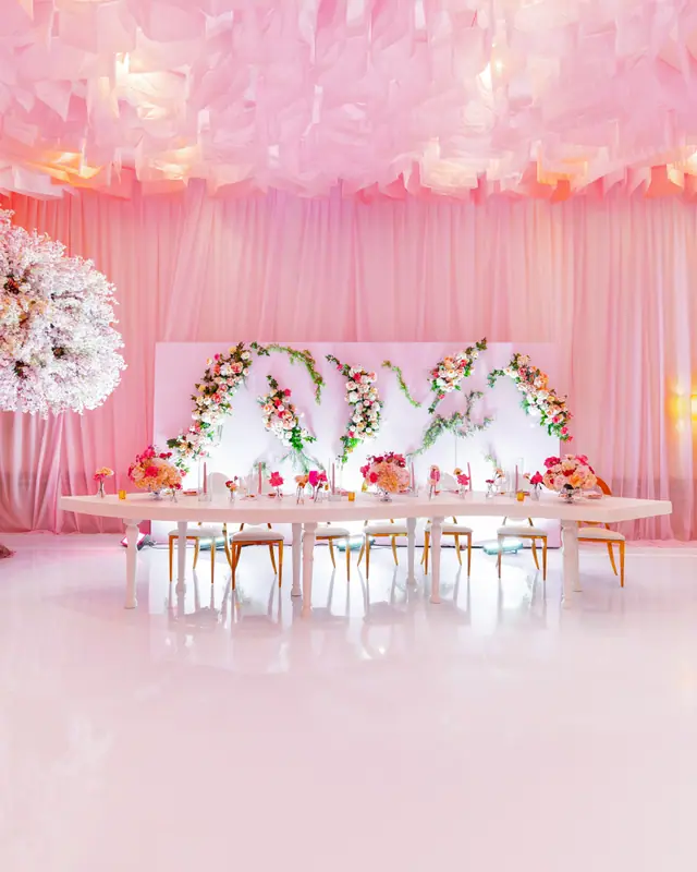 Salón entelado en rosa con un árbol de flor al centro