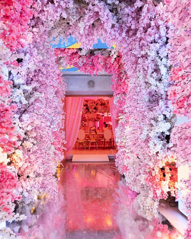Túnel de flor rosa y blanca con piso espejo