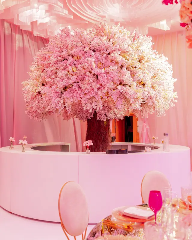 Centro de flor en forma de árbol sobre una base blanca