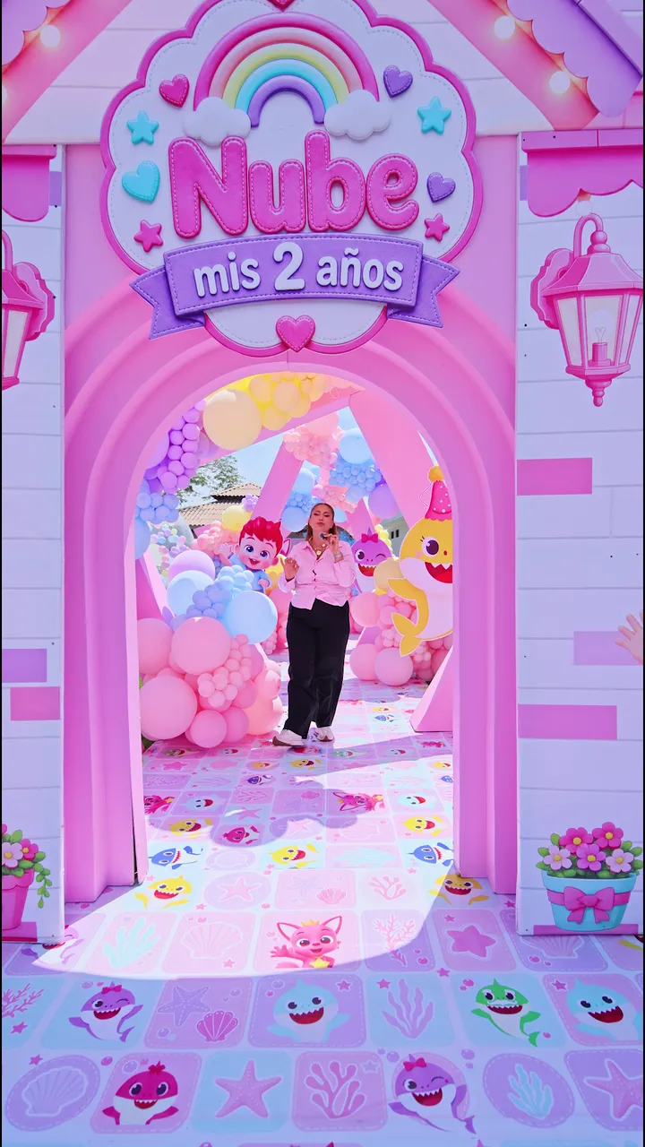 Casita rosa con el nombre de la festejada en la entrada